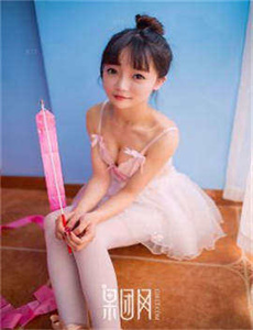 《学渣含着学霸的写作业视频-美女岔开腿露出粉嫩花苞》